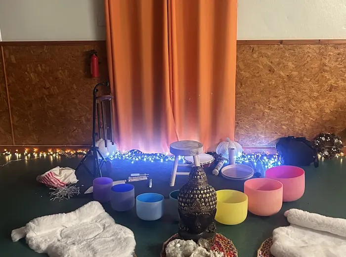Atmospheric sound bath and relaxation space